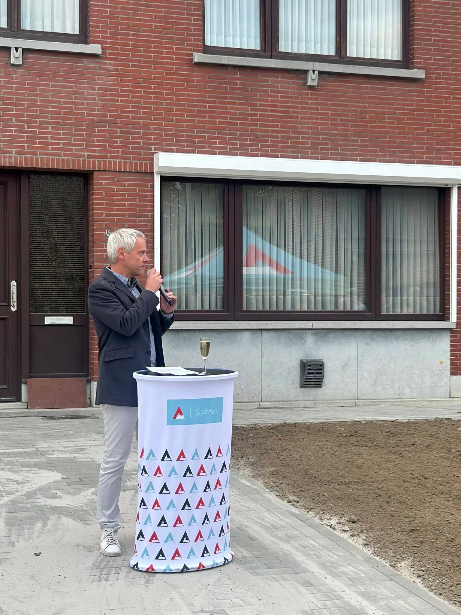 cd&v Aalst : "Vandaag hebben we samen de Welleweg, Asterstraat en Burgemeester De Cockstraat officieel geopend! 🥂🎉 Met veel inzet, samenwerking en geduld zijn de straten omgevormd tot een gezellig woonerf."
