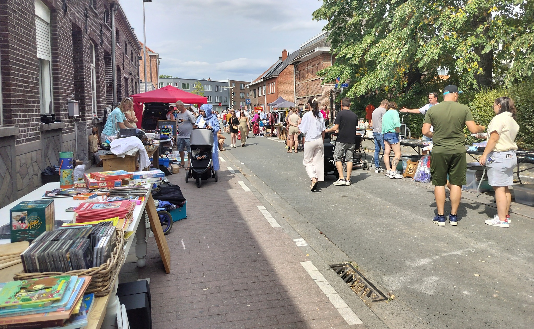 Vijftiende rommelmarkt lokt koopjesjagers naar Hofstade