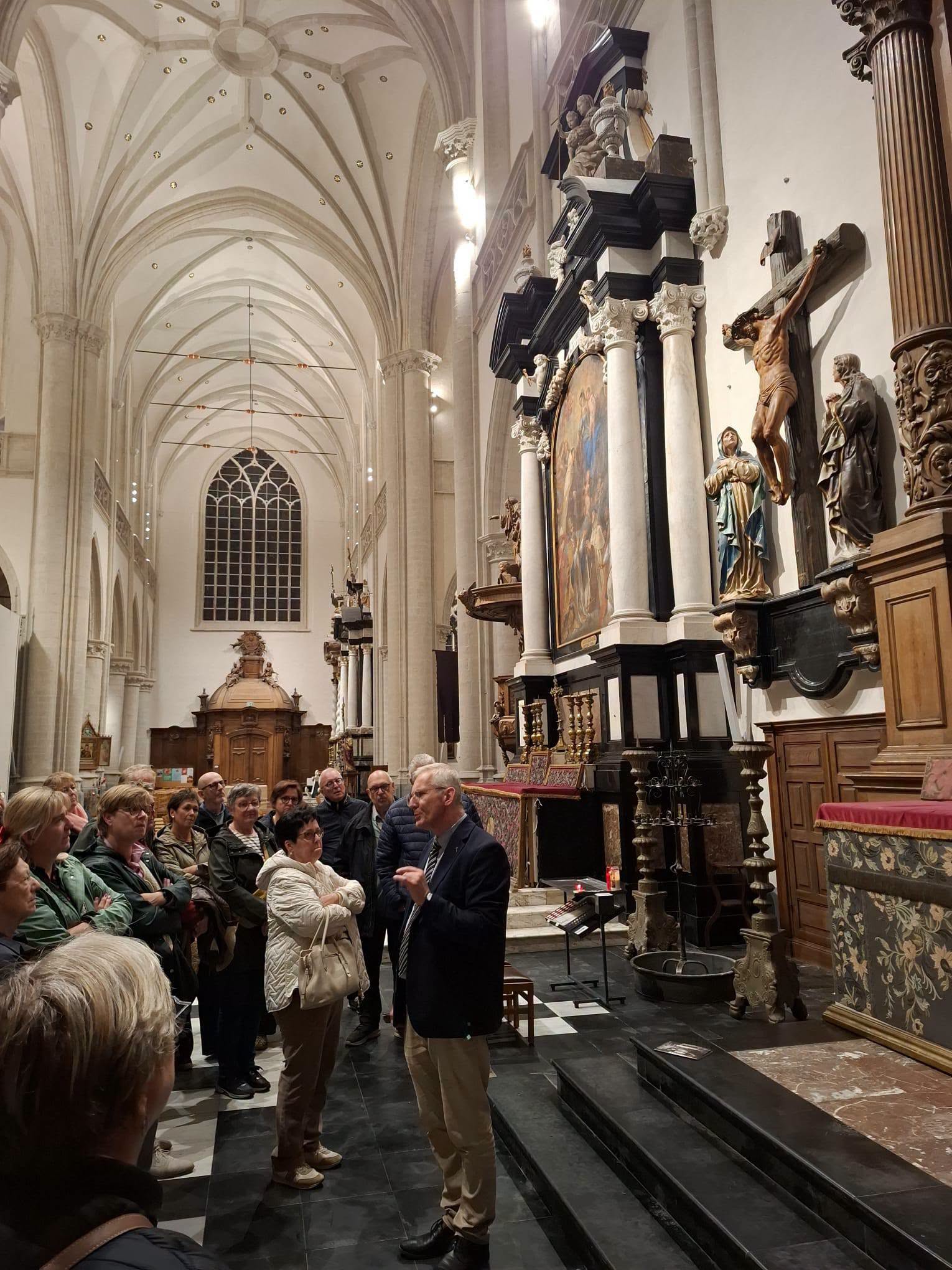 Deken Hans gidst leden van Ferm Hofstade door Sint-Martinuskerk