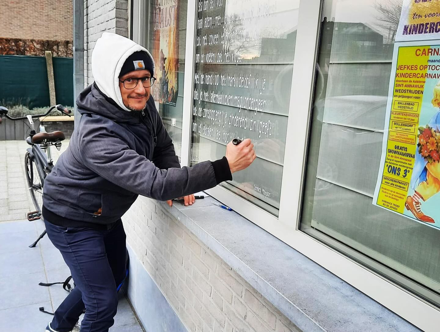 Raam zocht weesgedicht, weesgedicht vond raam… 