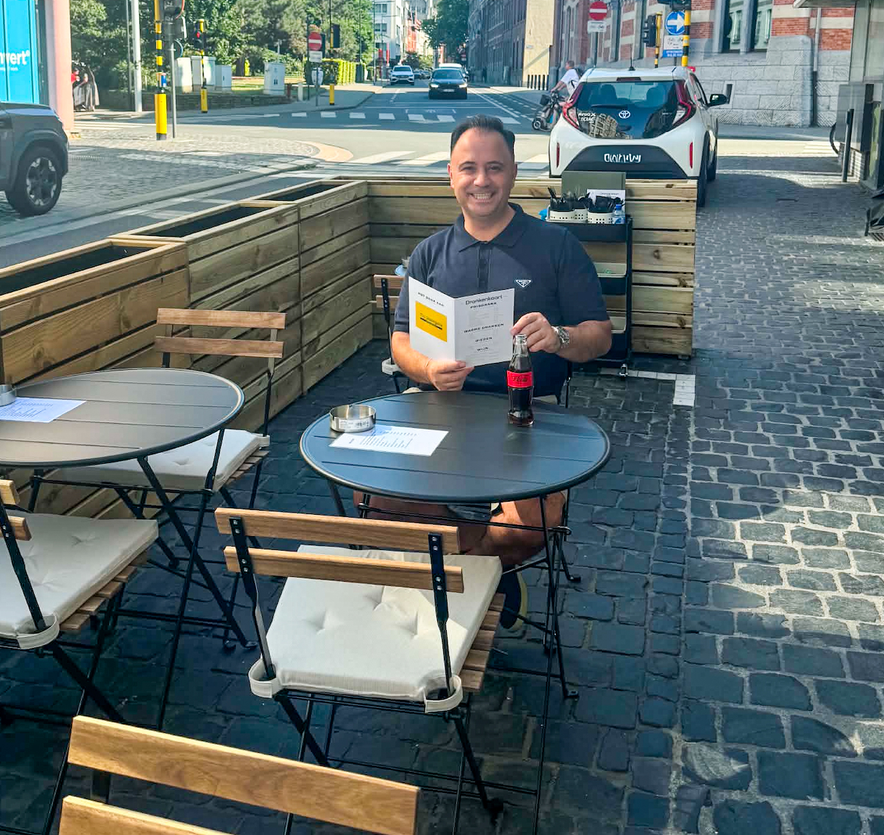 🍹🌞 Op zoek naar een gezellig terrasje tijdens deze warme zomerdagen? Bij 'De Koizer' zit je heerlijk in de schaduw, de ideale plek om even te ontspannen met een verfrissend drankje of een lekkere maaltijd.