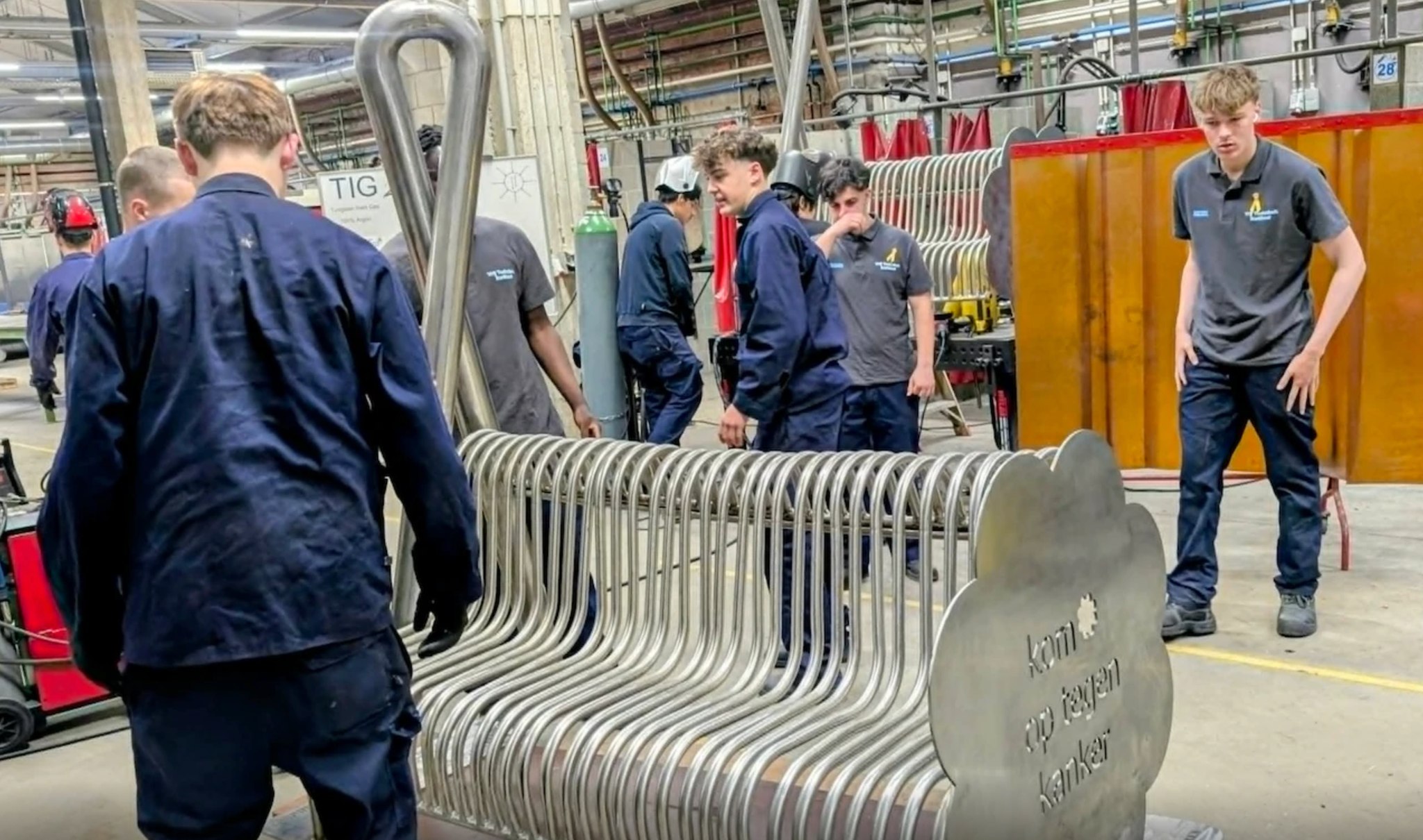 📰✨ Leerlingen VTI Aalst maken indrukwekkend eerbetoon tegen kanker