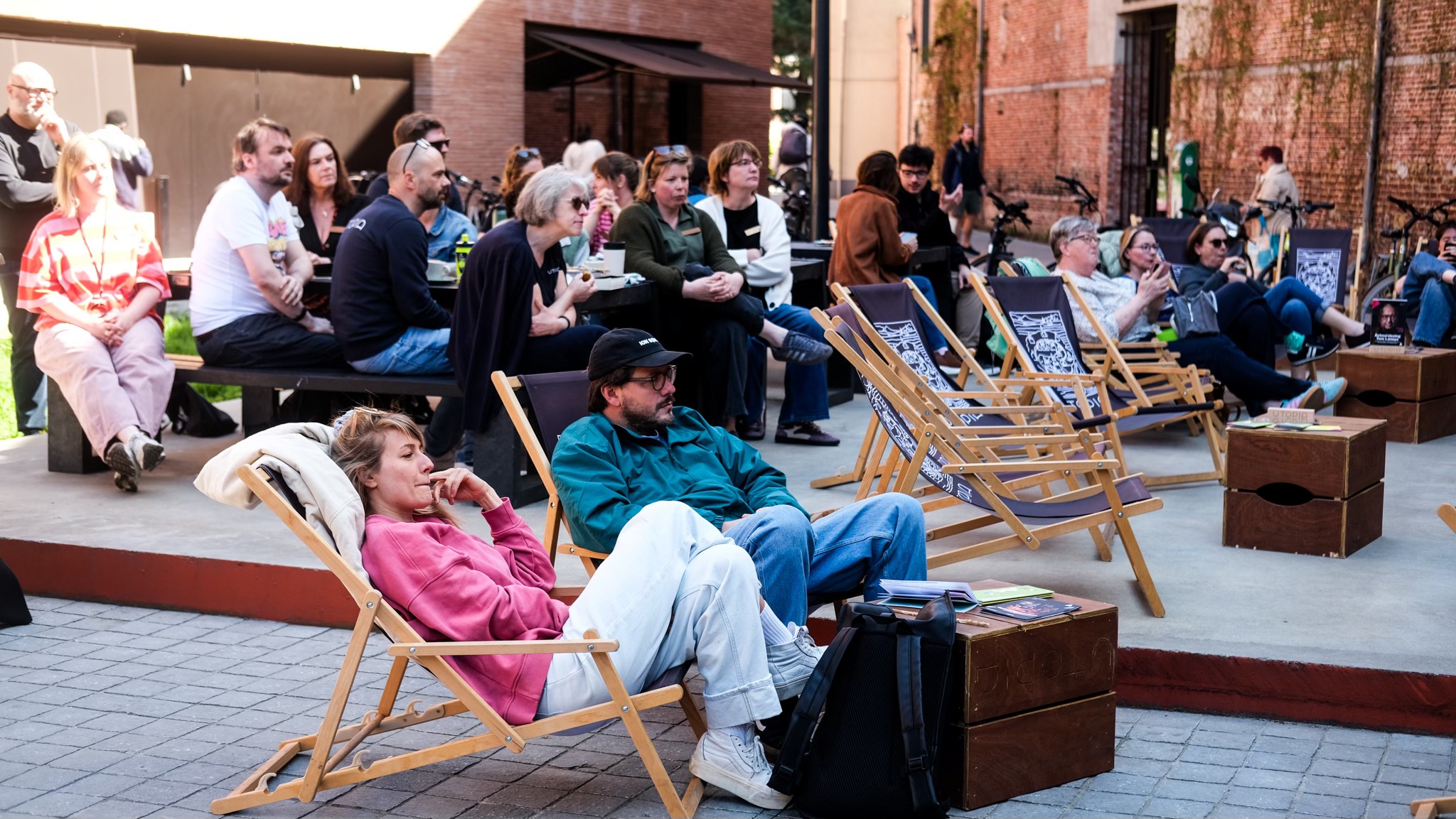 Leeslunch onder lentezon maakt van Vlaanderenleestdag in Aalst een voltreffer 📚