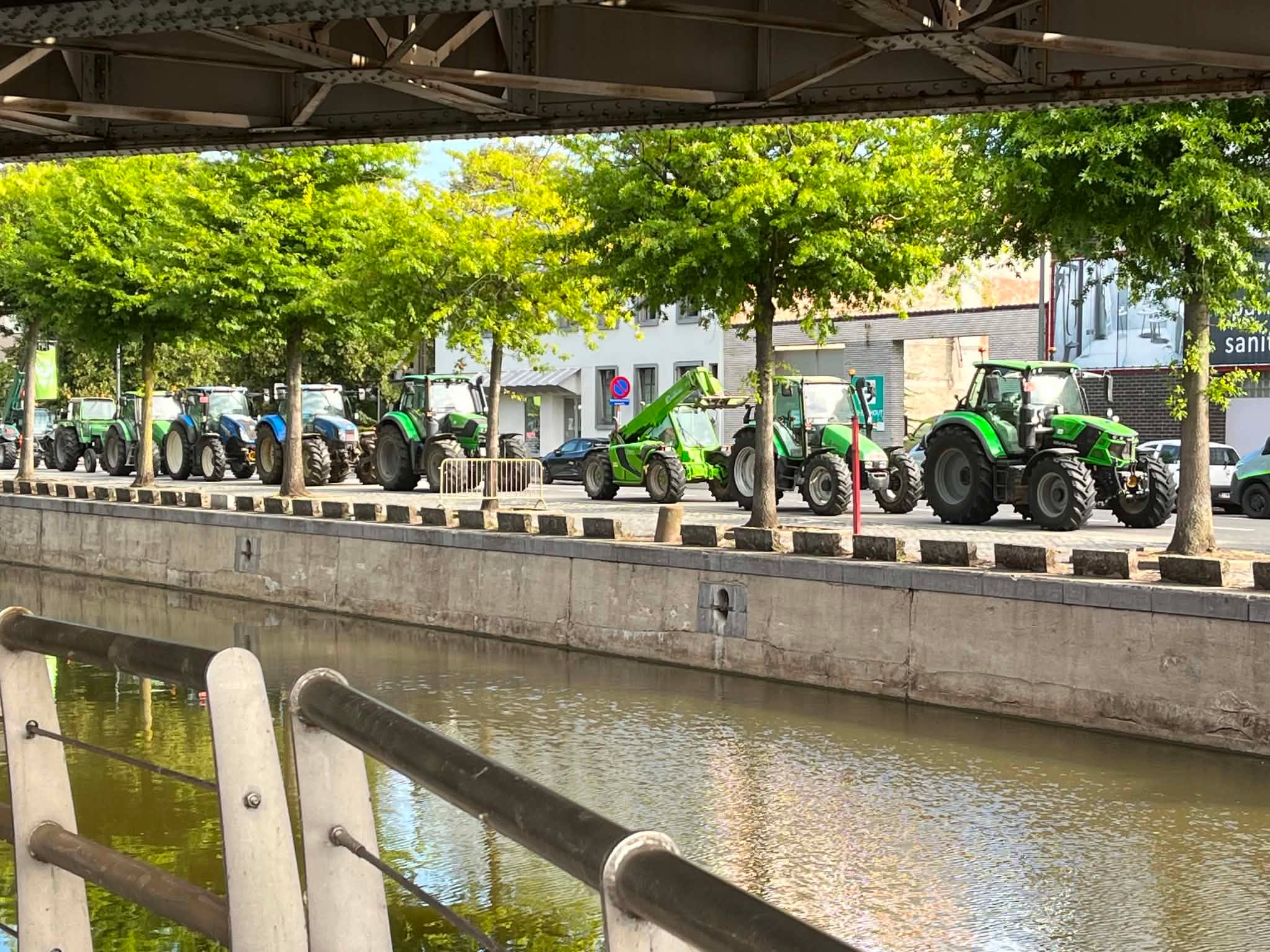Tientallen tractoren in Aalst voor protest tegen natuurplannen