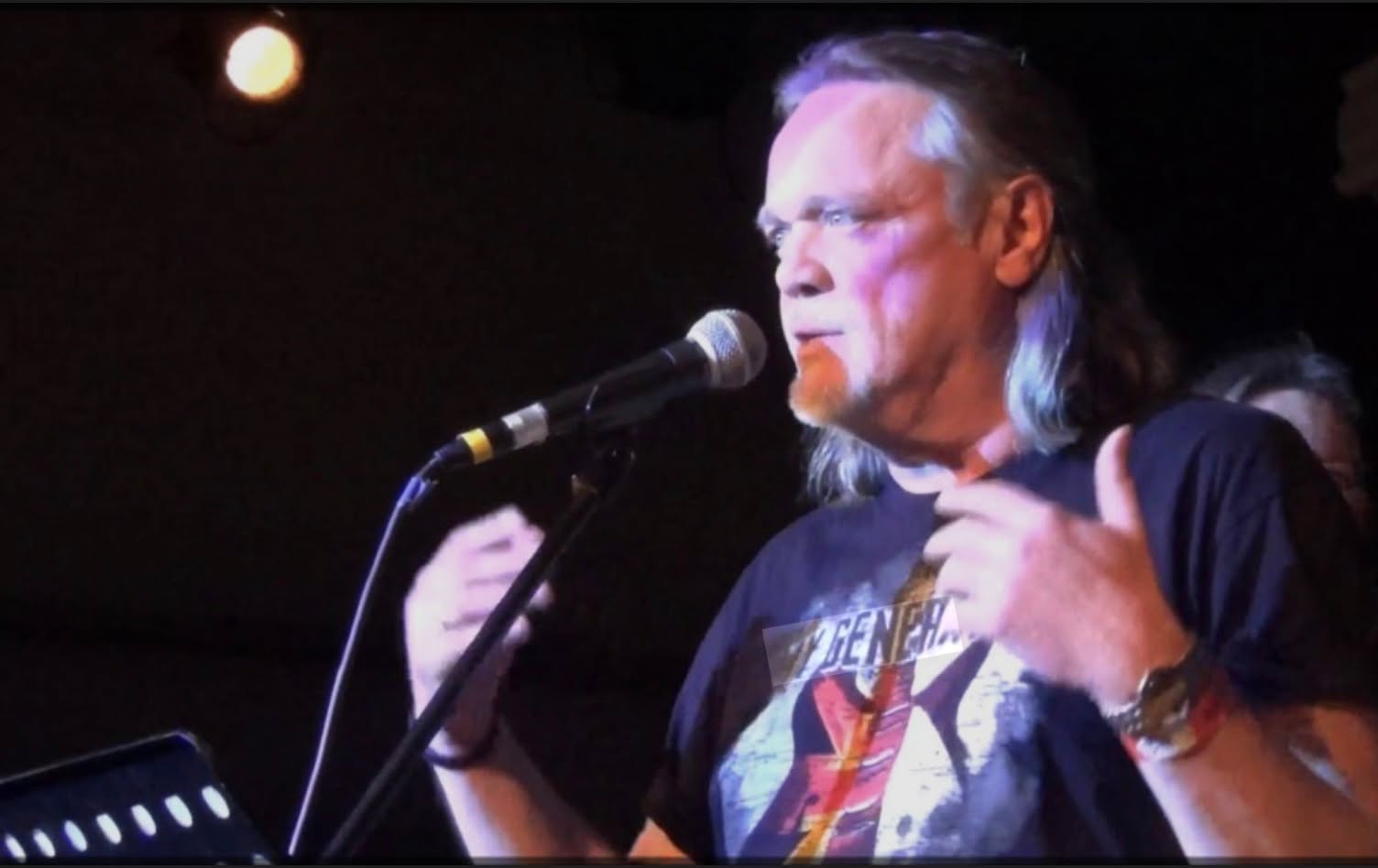 Met grote droefheid hebben we het overlijden vernomen van Dirk De Schepper, de frontman van de iconische Aalsterse rockgroep Isopoda.