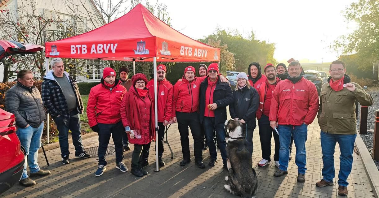 Tijdens de tweede nationale stakingsdag verzamelden werknemers uit verschillende sectoren deze voormiddag aan de piketten in Aalst om hun bezorgdheden te uiten over de geplande pensioenmaatregelen van de federale regering. Vooral de verhoging van de pens…