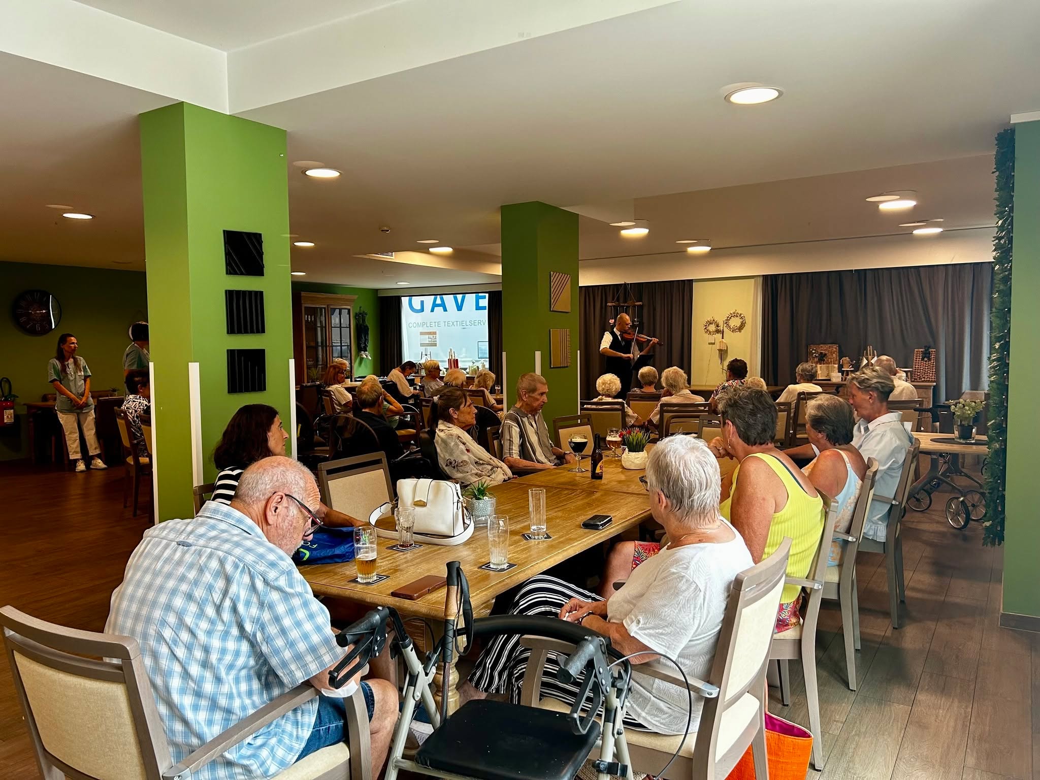 Topviolist Farchod Yuldashev bezorgt bewoners Nieuwbeekhof bijzondere muzikale namiddag