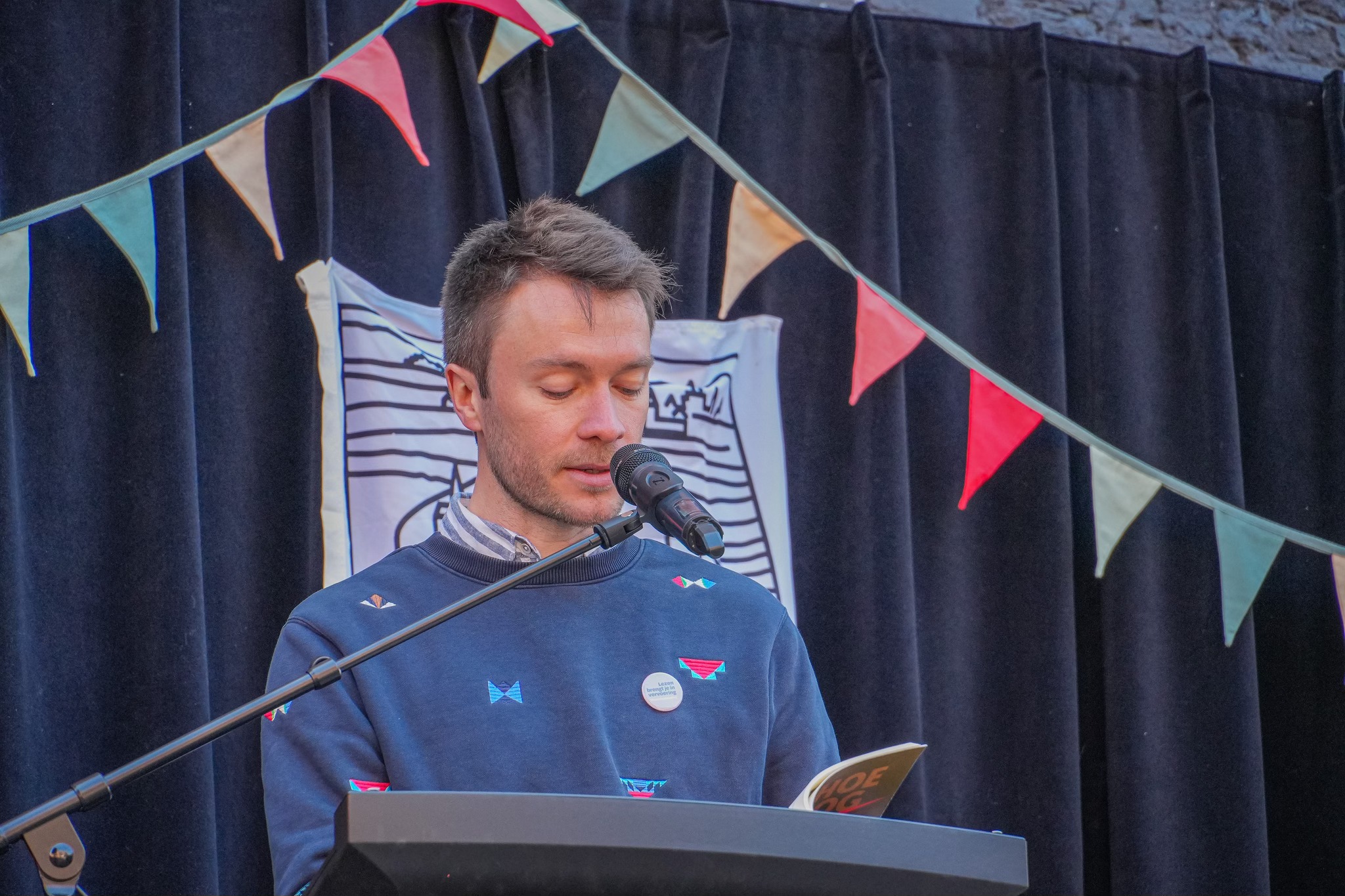 Leeslunch onder lentezon maakt van Vlaanderenleestdag in Aalst een voltreffer 📚