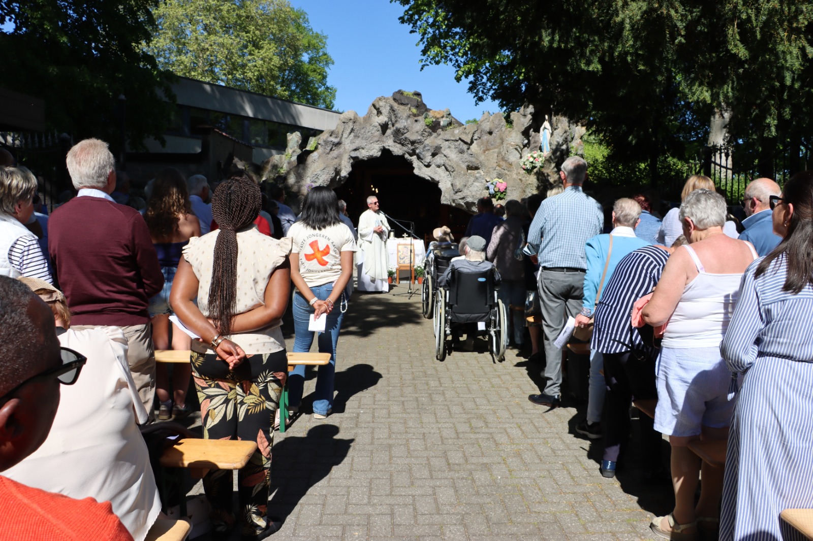 🌸 Mariamaand feestelijk geopend aan de grot in Mijlbeek 🙏