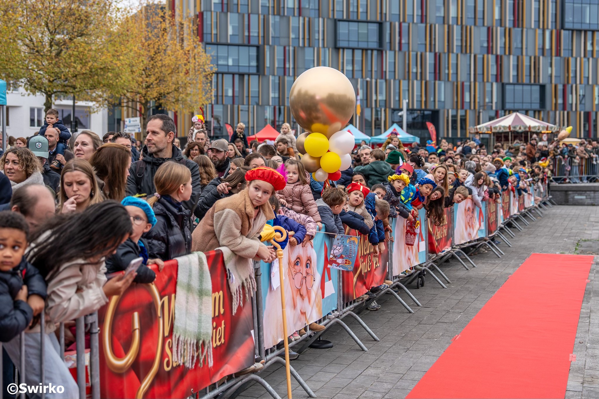 🎁Vandaag, 8 november, zette de Sint voet aan wal in Aalst — stipt op tijd, zoals het een heilige man betaamt .