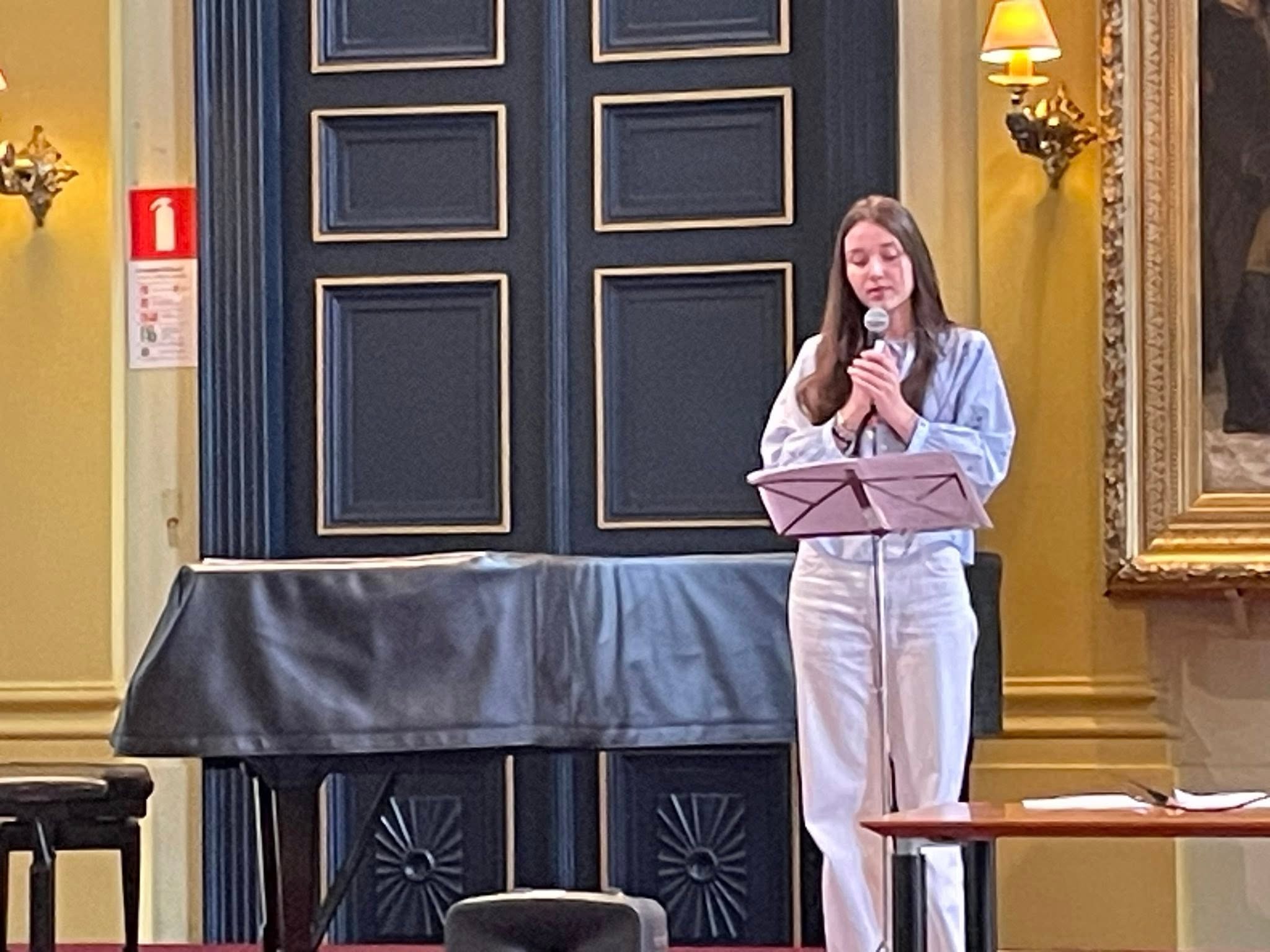 🎤 "Tijdens het forum voor leerlingen uit de derde graad Humaniora brachten acht deelnemers een persoonlijke en inhoudelijke uiteenzetting. Aurélie koos daarbij voor een opvallende insteek en baseerde haar toekomstvisie op Plato’s beroemde ‘allegorie van…