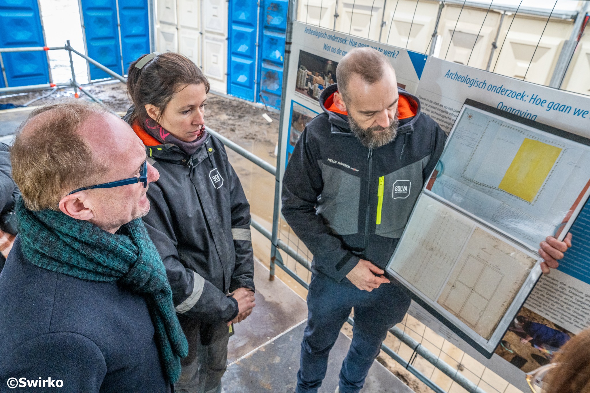 📜 Minister en scholieren graven mee op het Jennemiekeskerkhof in Aalst