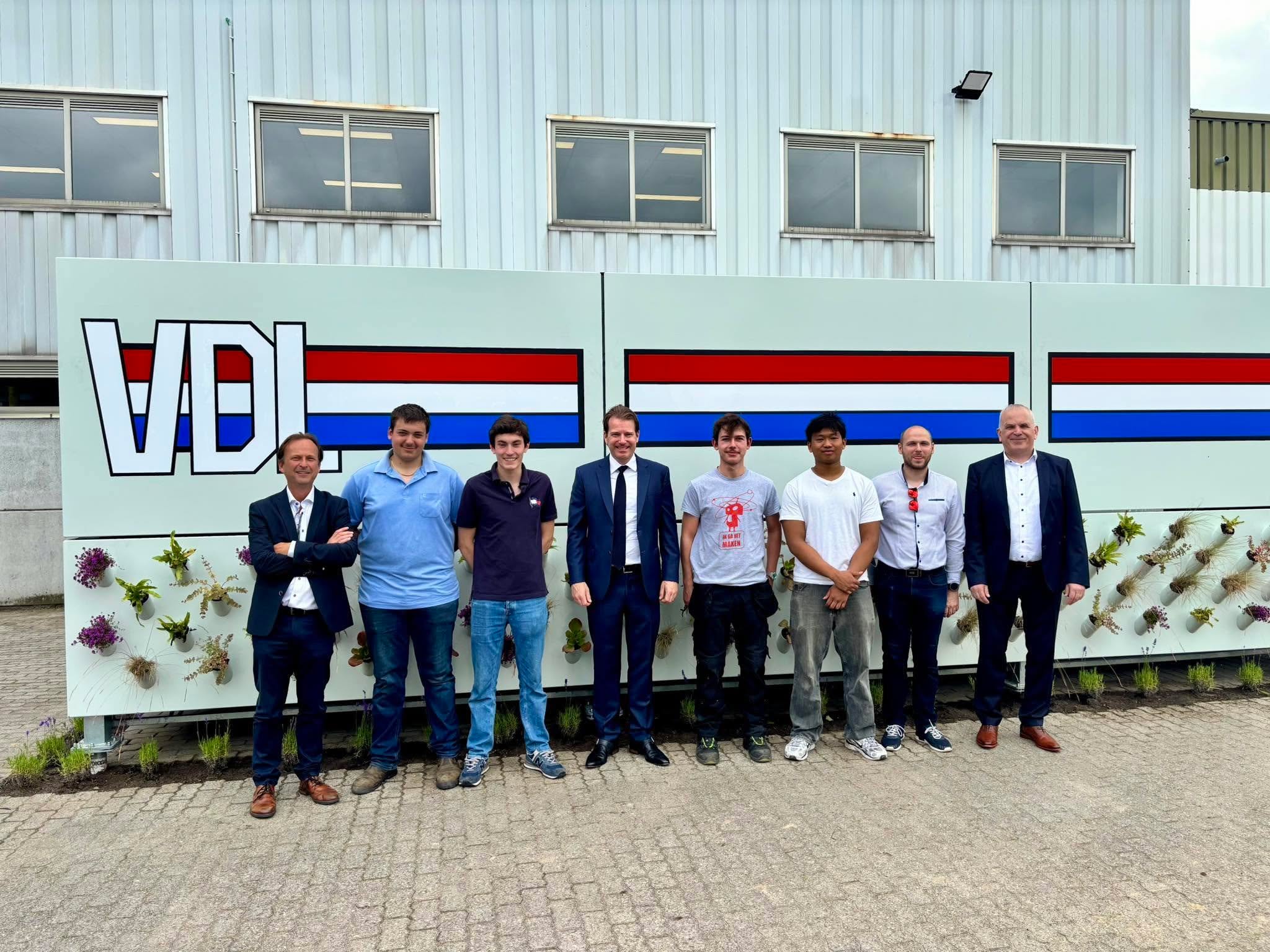 Van de schoolbanken naar de werkvloer: VTI Aalst bouwt duurzame fietsenstalling voor VDL Belgium! 🚲🛠️